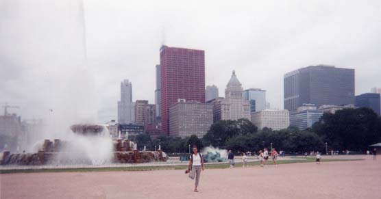 AlinaBuckinghamFountainLegRaisedJuly2003