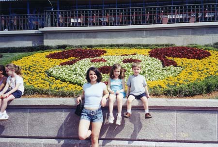 AlinaAndKidsAtDisneyEntrance_200403