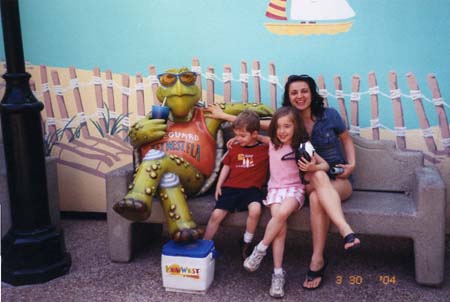 AlinaKidsAndTurtleInSeaworld_200403