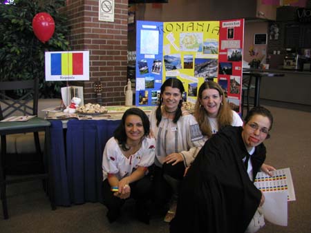 AuPairInternationalDay2004_C_AlinaAndRomaniansAtBooth