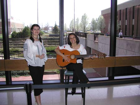 AuPairInternationalDay2004_D_AlinaPerformingWithGuitar