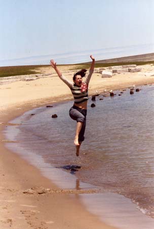 AnkaJumpingAtChicagoBeach_May2003