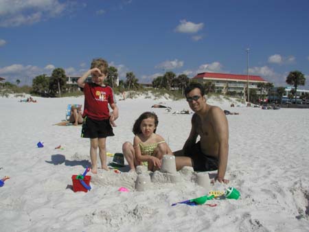 FloridaClearwaterBeach2004E_AvynSydneyRajWithSandcastle