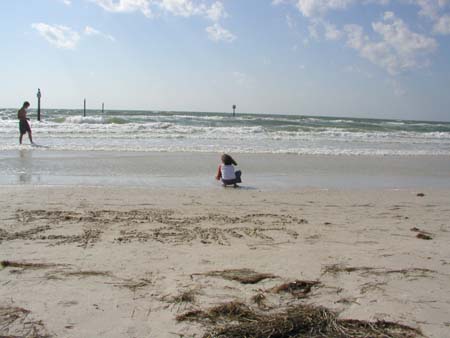 FloridaClearwaterBeach2004F_SydneyCollectingShellsAtShore