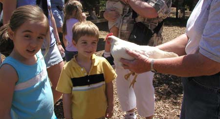 UncleDonaldsFarmFlorida2004_B_KidsWithRooster